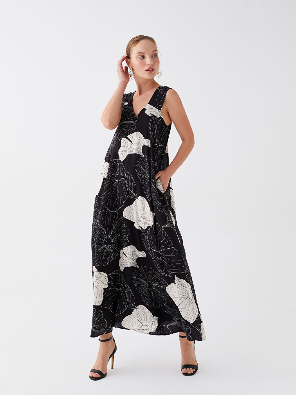 Siyah V Yaka Desenli Askılı Kadın Elbise