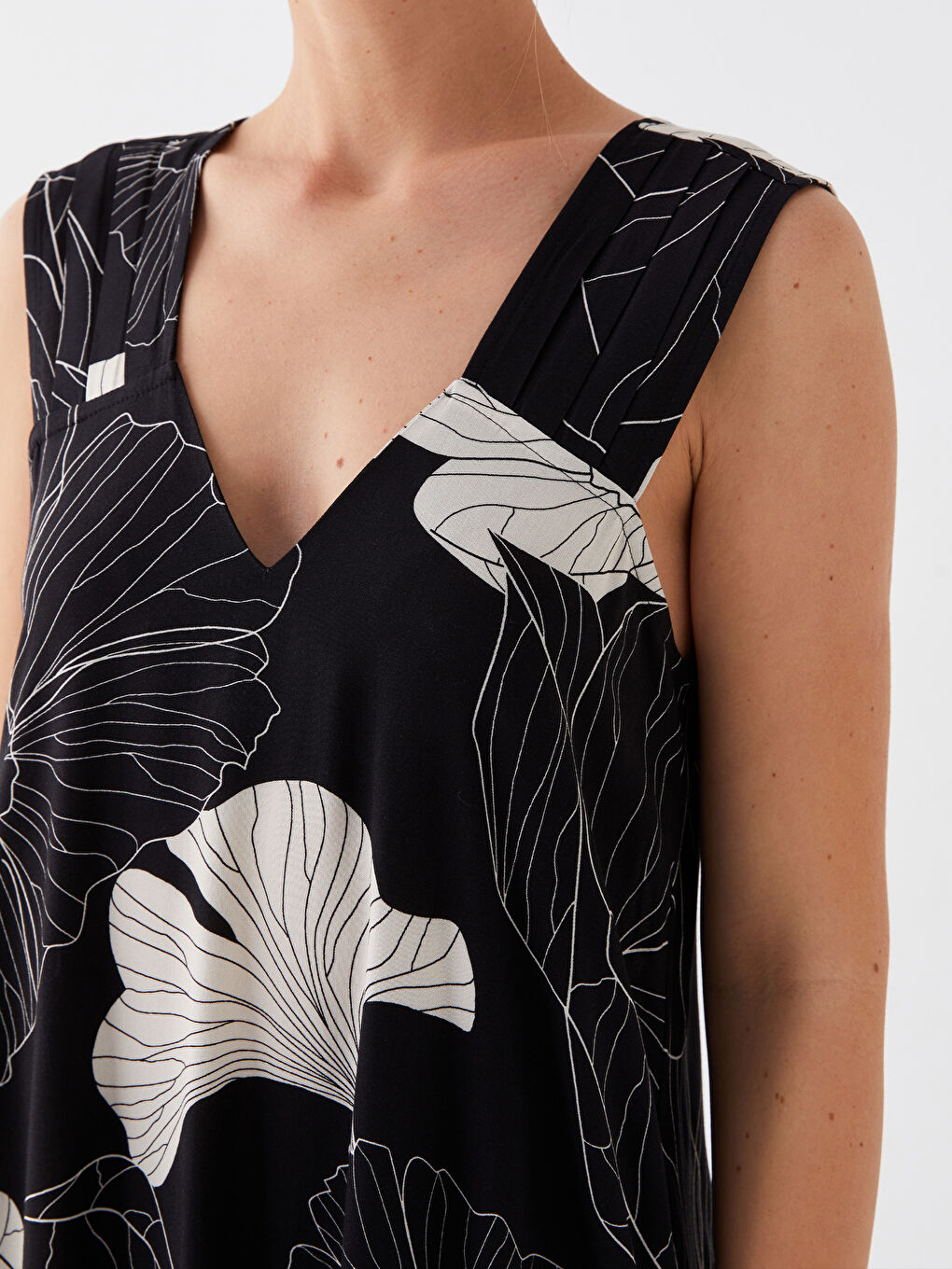 Siyah V Yaka Desenli Askılı Kadın Elbise-3