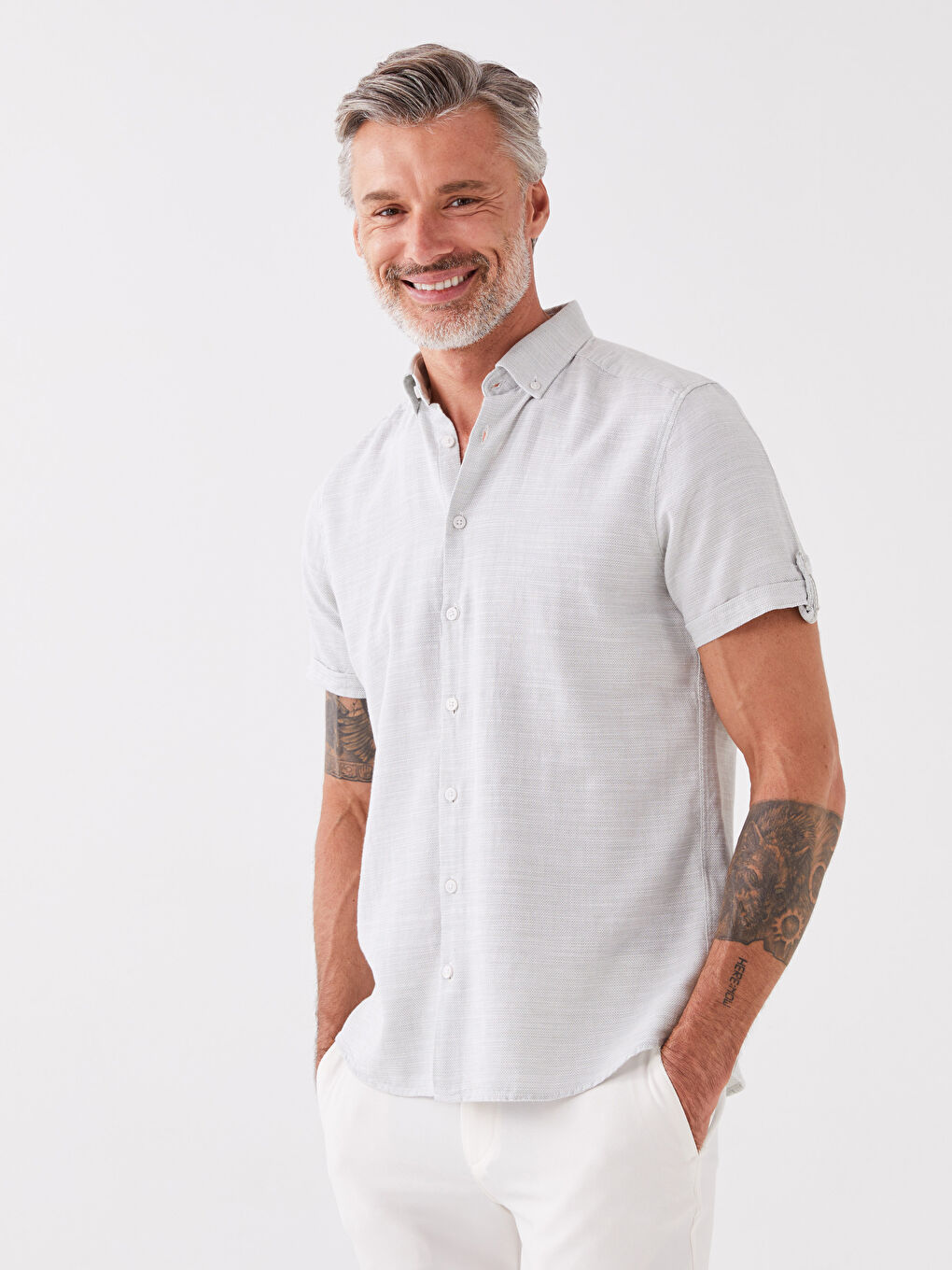 ерлерге арналған добби матасынан жасалған тар пішімді қысқа жеңді жейде