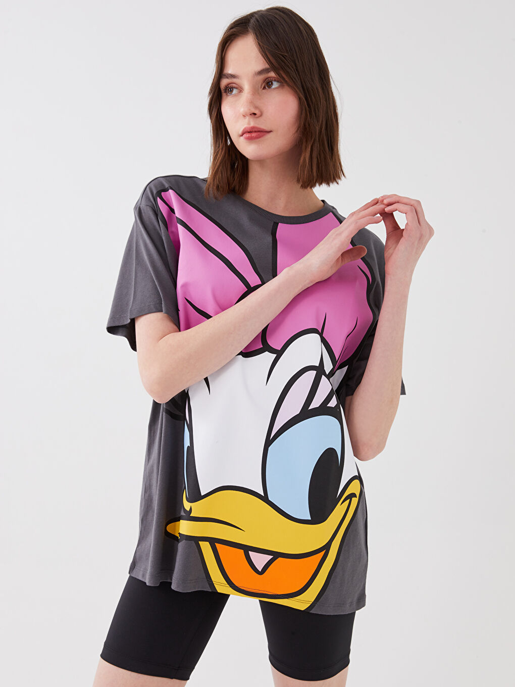 Antrasit Bisiklet Yaka Daisy Duck Baskılı Kısa Kollu Kadın Tişört