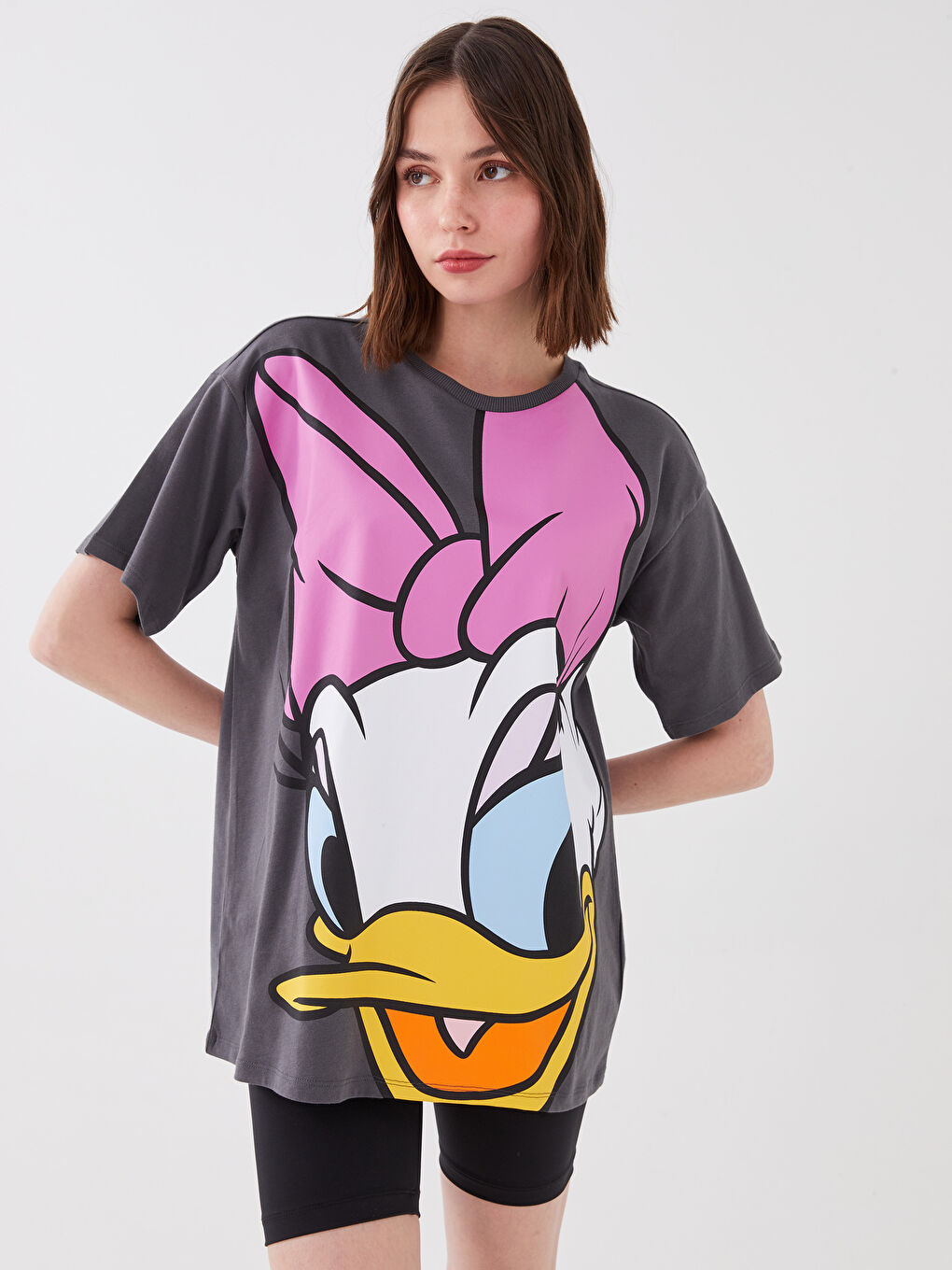 Antrasit Bisiklet Yaka Daisy Duck Baskılı Kısa Kollu Kadın Tişört-1