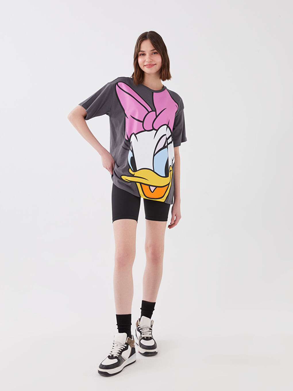 Antrasit Bisiklet Yaka Daisy Duck Baskılı Kısa Kollu Kadın Tişört-2