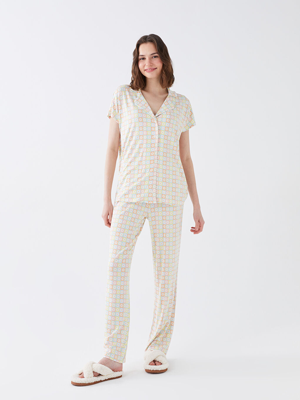 طقم بيجامة ياقة القميص منقوش كم قصير للسيدات-1