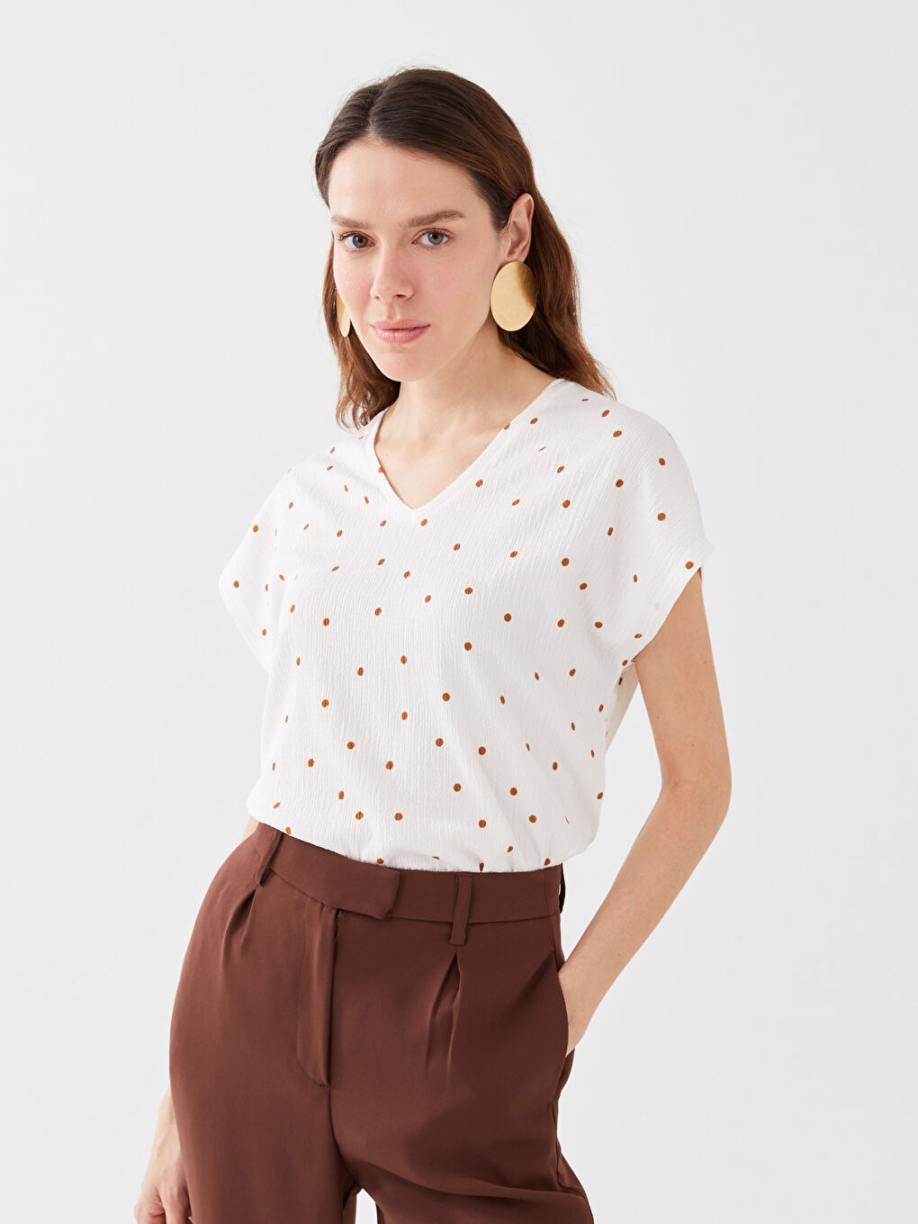 Ekru V Yaka Puantiyeli Kısa Kollu Kadın Tişört