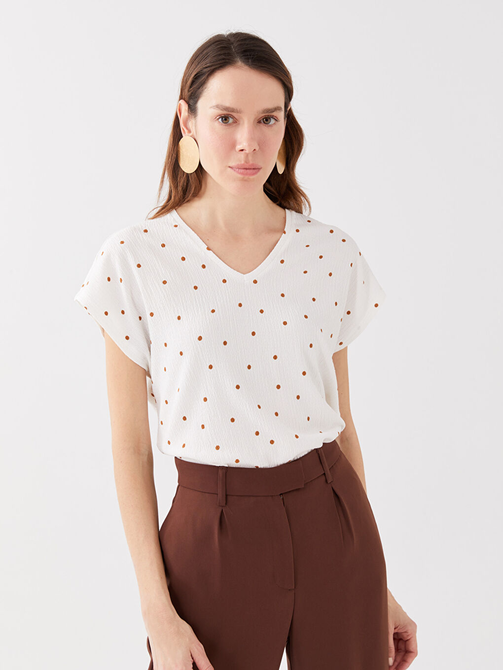 Ekru V Yaka Puantiyeli Kısa Kollu Kadın Tişört-1
