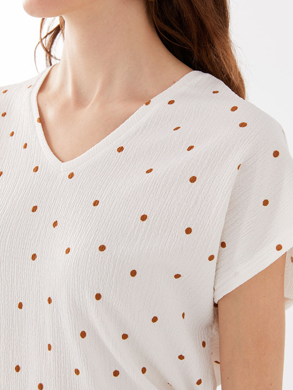 Ekru V Yaka Puantiyeli Kısa Kollu Kadın Tişört-3