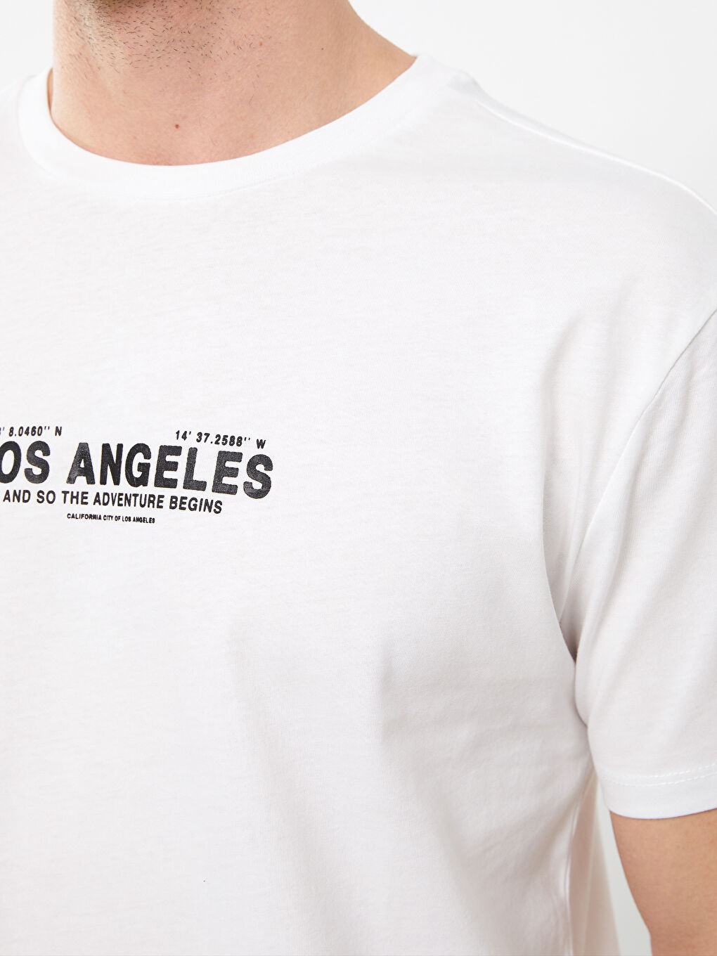 تيشيرت للرجال برقبة دائرية وأكمام قصيرة مصنوع من قطن ممشط ومطبوع-3