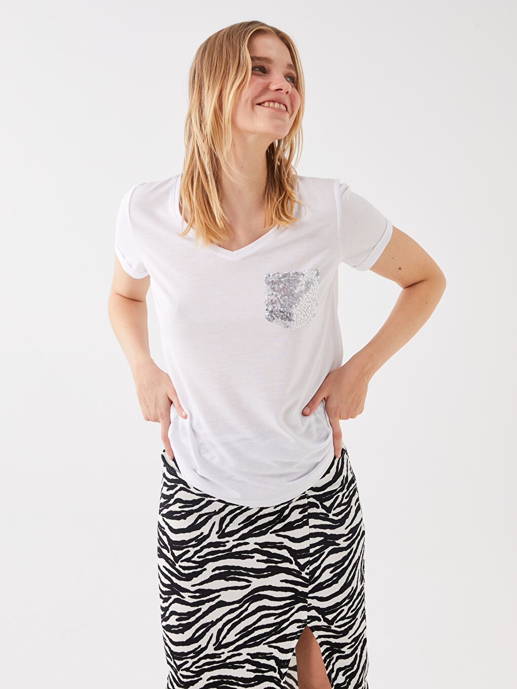 Tricou pentru Femei cu Mânecă Scurtă, Decolteu în V, Broderie cu Paiete-1