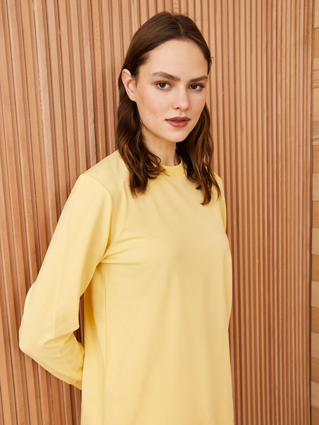 بلوزة طويلة بكول مدور بسيطة وكم طويل نساء-1