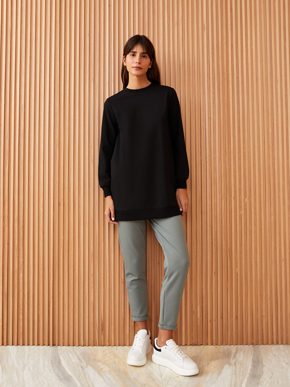 Siyah Bisiklet Yaka Düz Uzun Kollu Kadın Sweatshirt Tunik-1