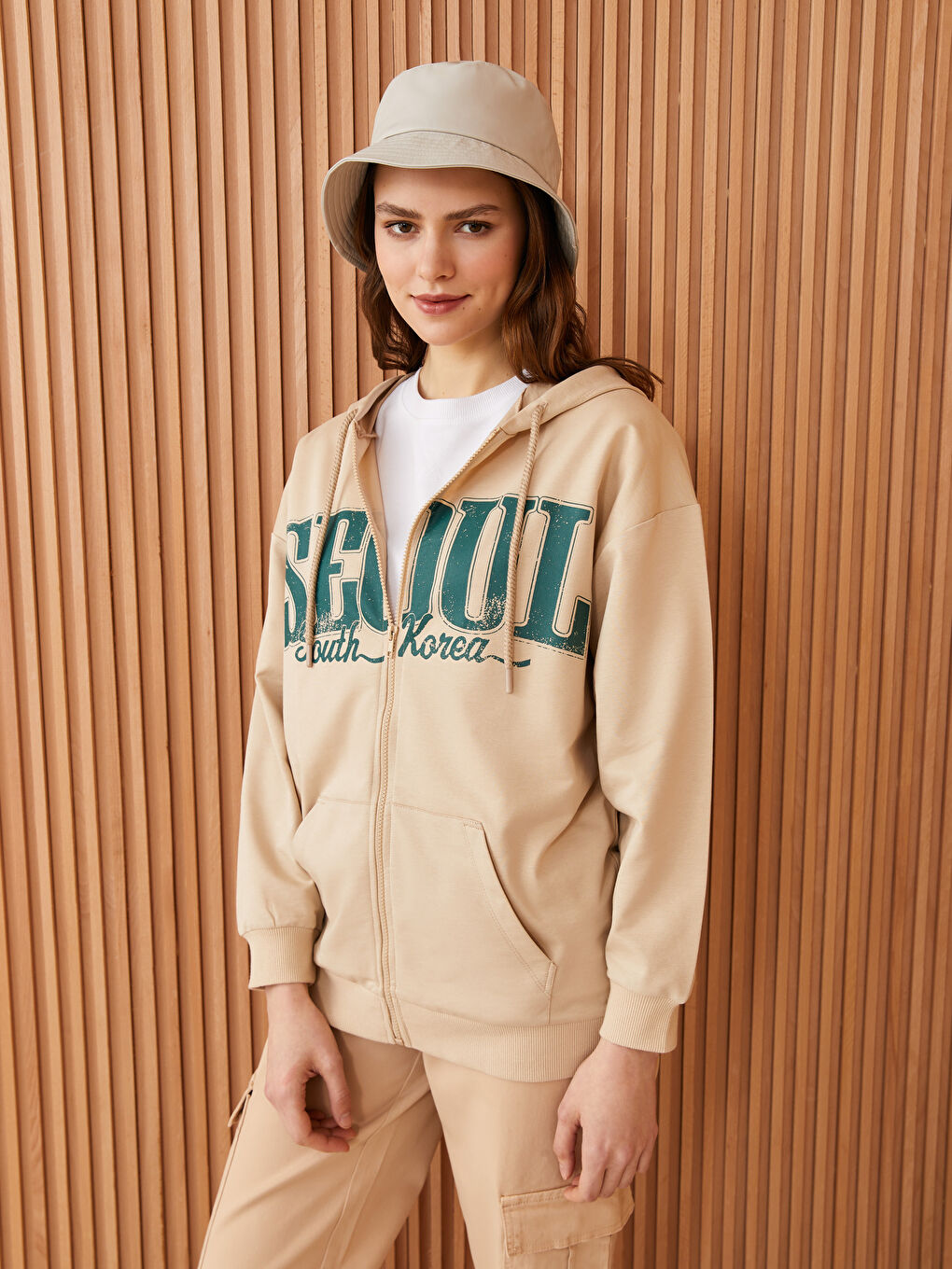 Bej Kapüşonlu Baskılı Uzun Kollu Oversize Kadın Spor Hırka-1