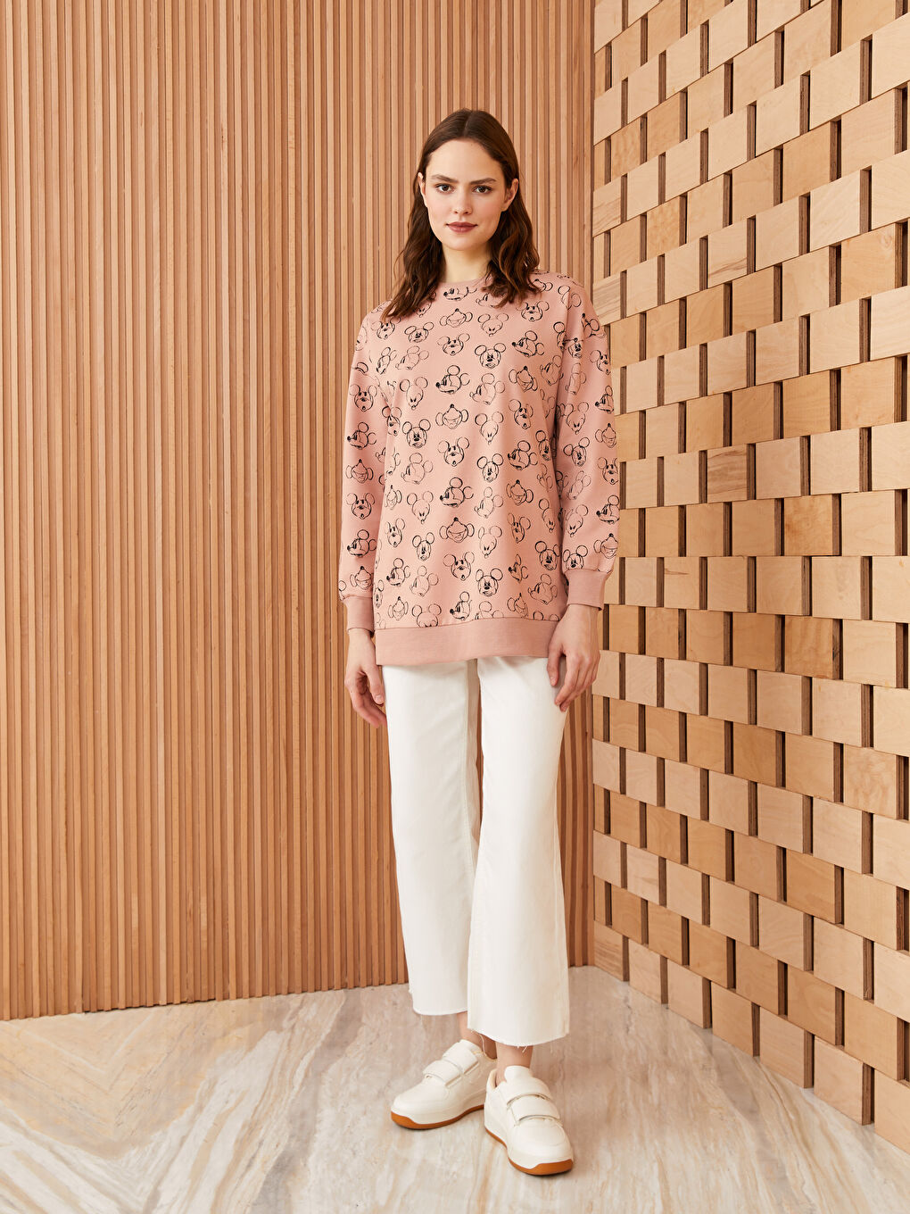 تونيك سويتشيرت أوفرسايز مطبوع ميكي ماوس بياقة دائرية للسيدات-2