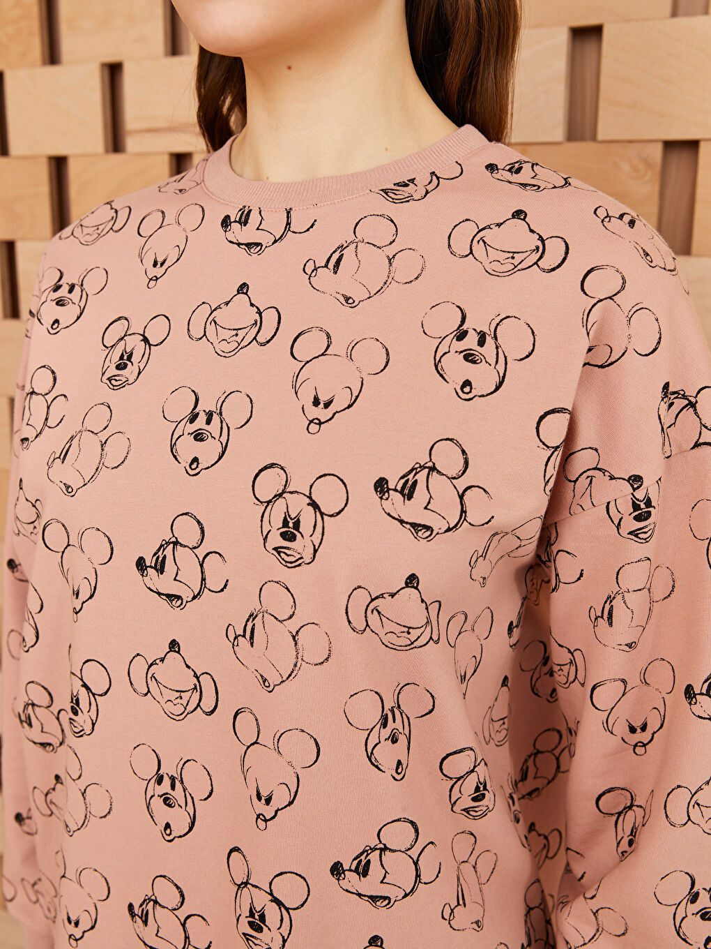 تونيك سويتشيرت أوفرسايز مطبوع ميكي ماوس بياقة دائرية للسيدات-3