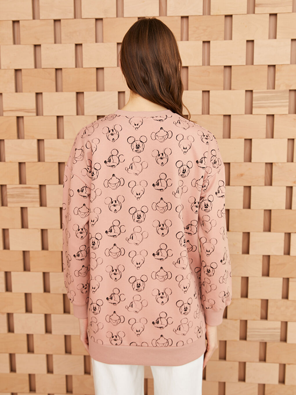 تونيك سويتشيرت أوفرسايز مطبوع ميكي ماوس بياقة دائرية للسيدات-4