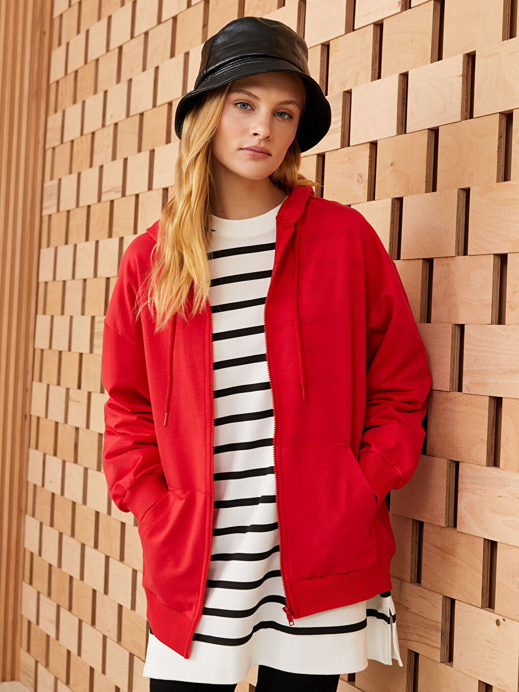 Kırmızı Kapüşonlu Düz Uzun Kollu Oversize Kadın Spor Hırka-1