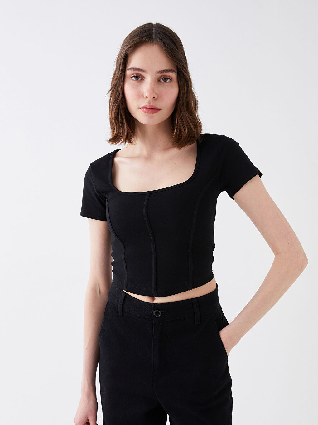 Siyah Kare Yaka Düz Kısa Kollu Kadın Crop