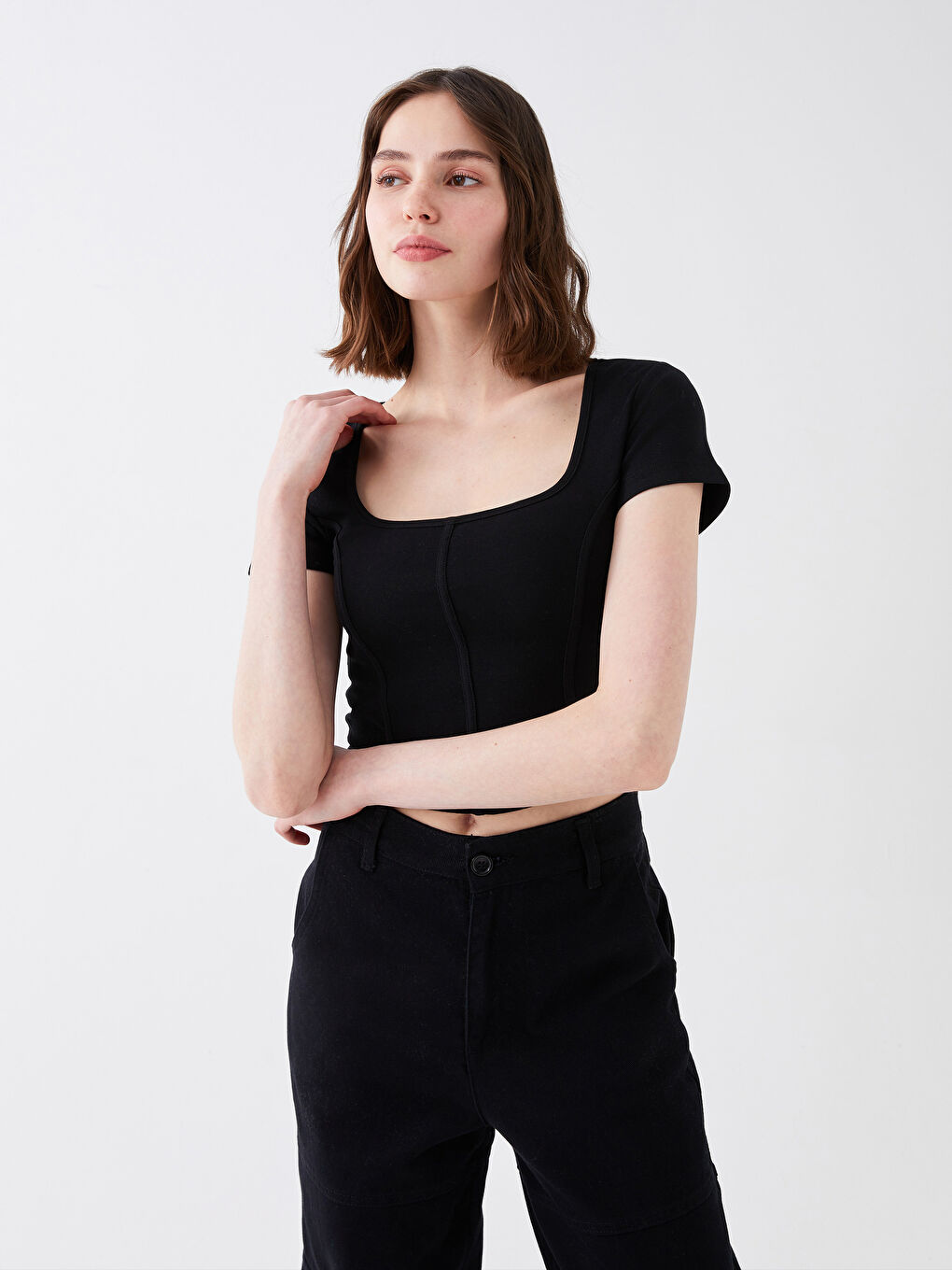 Siyah Kare Yaka Düz Kısa Kollu Kadın Crop-1