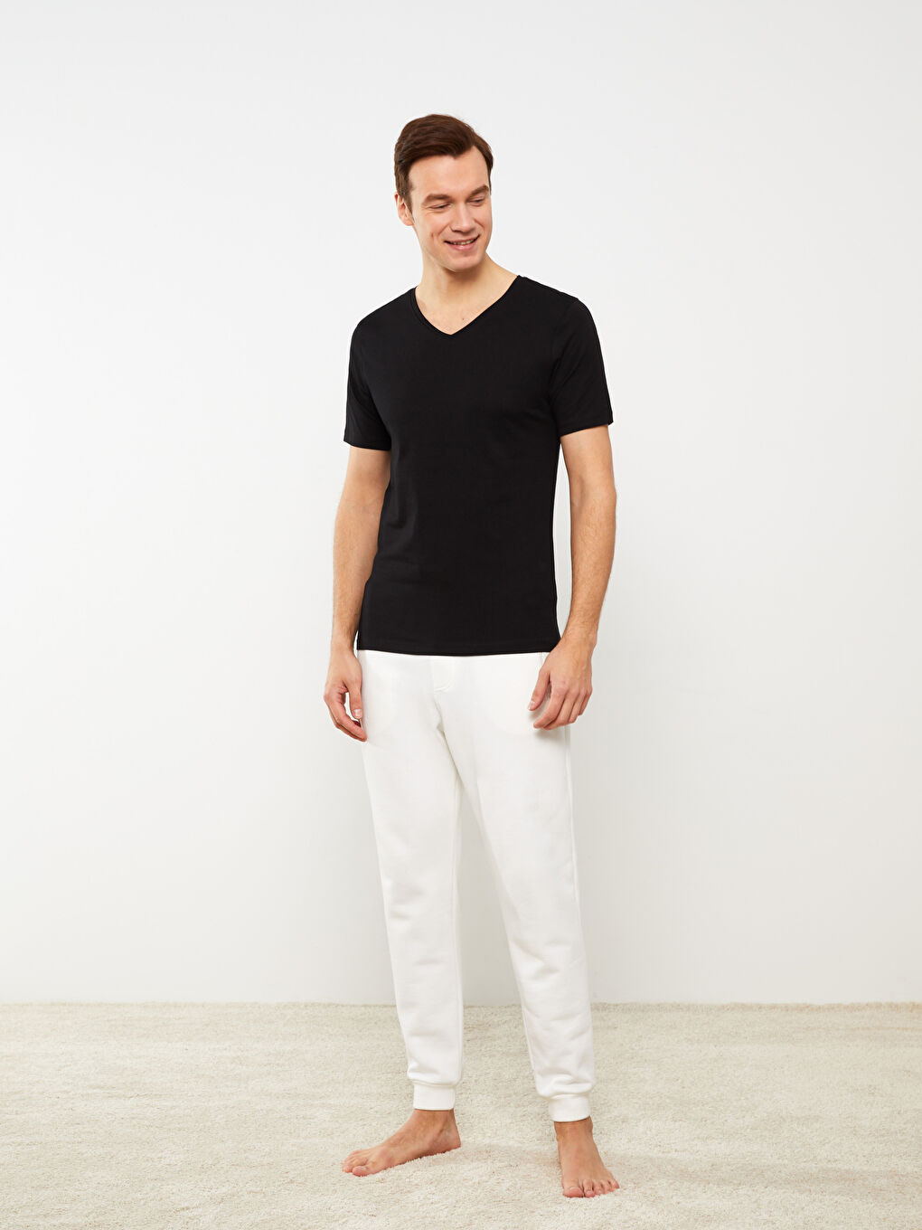 Siyah V Yaka Kısa Kollu Erkek Atlet-2