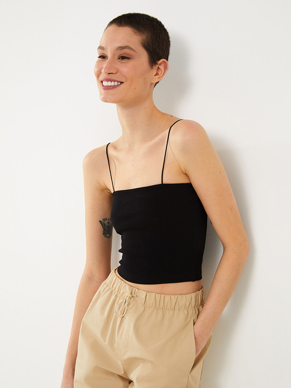 Siyah Kare Yaka Düz Askılı Kadın Crop