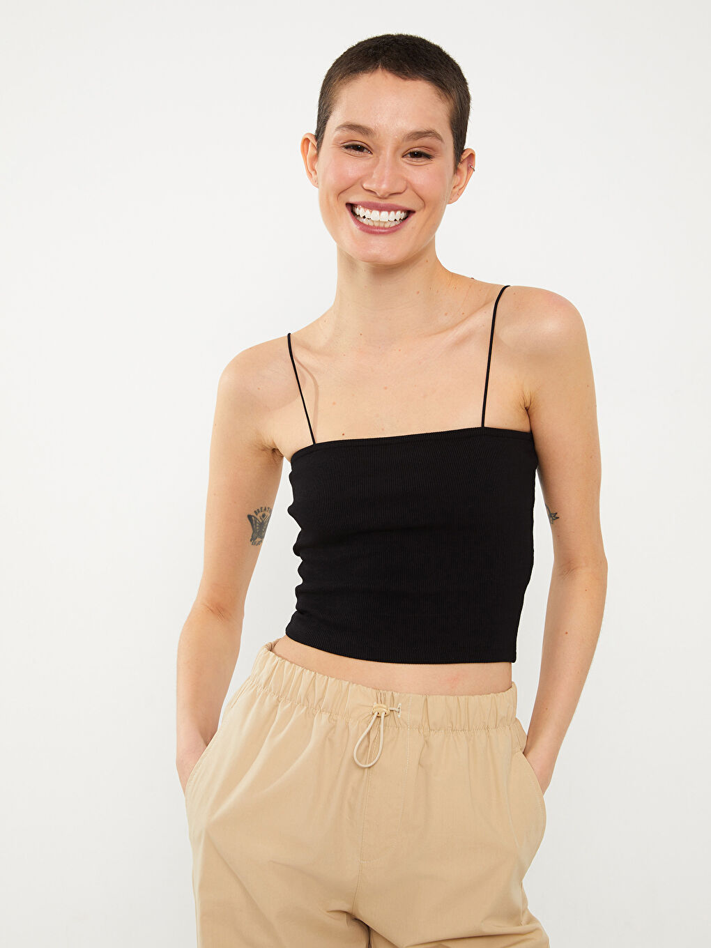 Siyah Kare Yaka Düz Askılı Kadın Crop-1