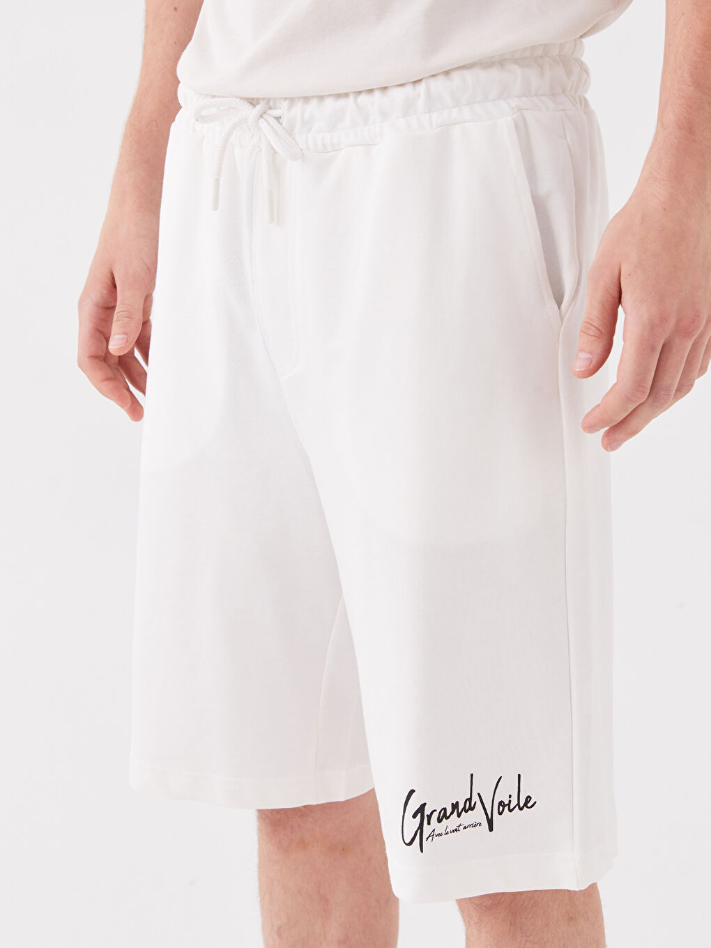 Beyaz Rahat Kalıp Erkek Bermuda Şort-2