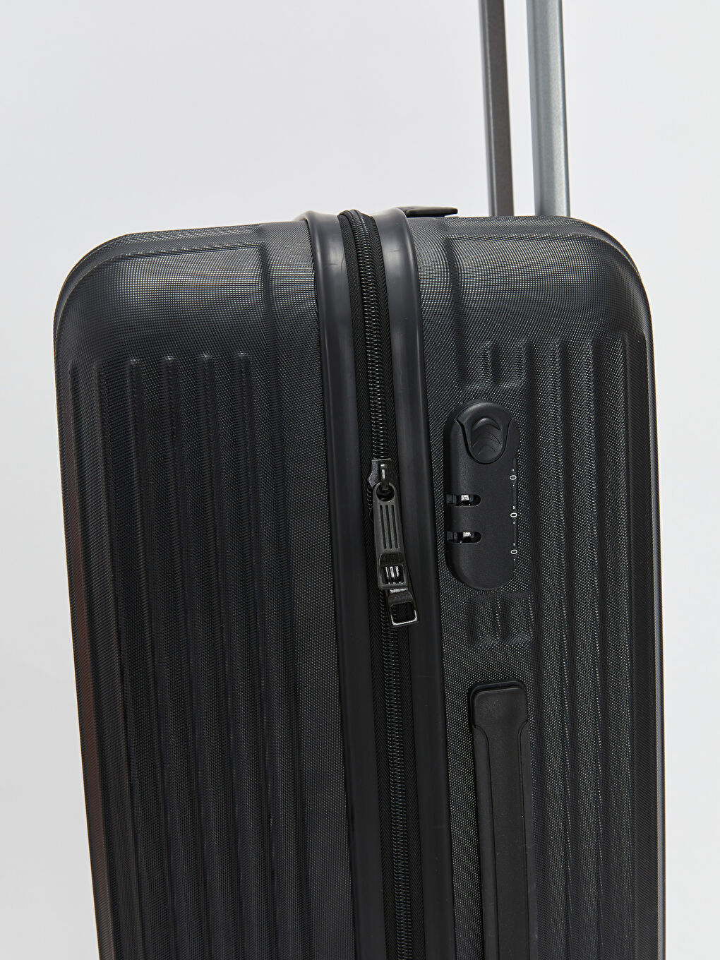 Siyah Kilit Detaylı Büyük Boy Valiz-4