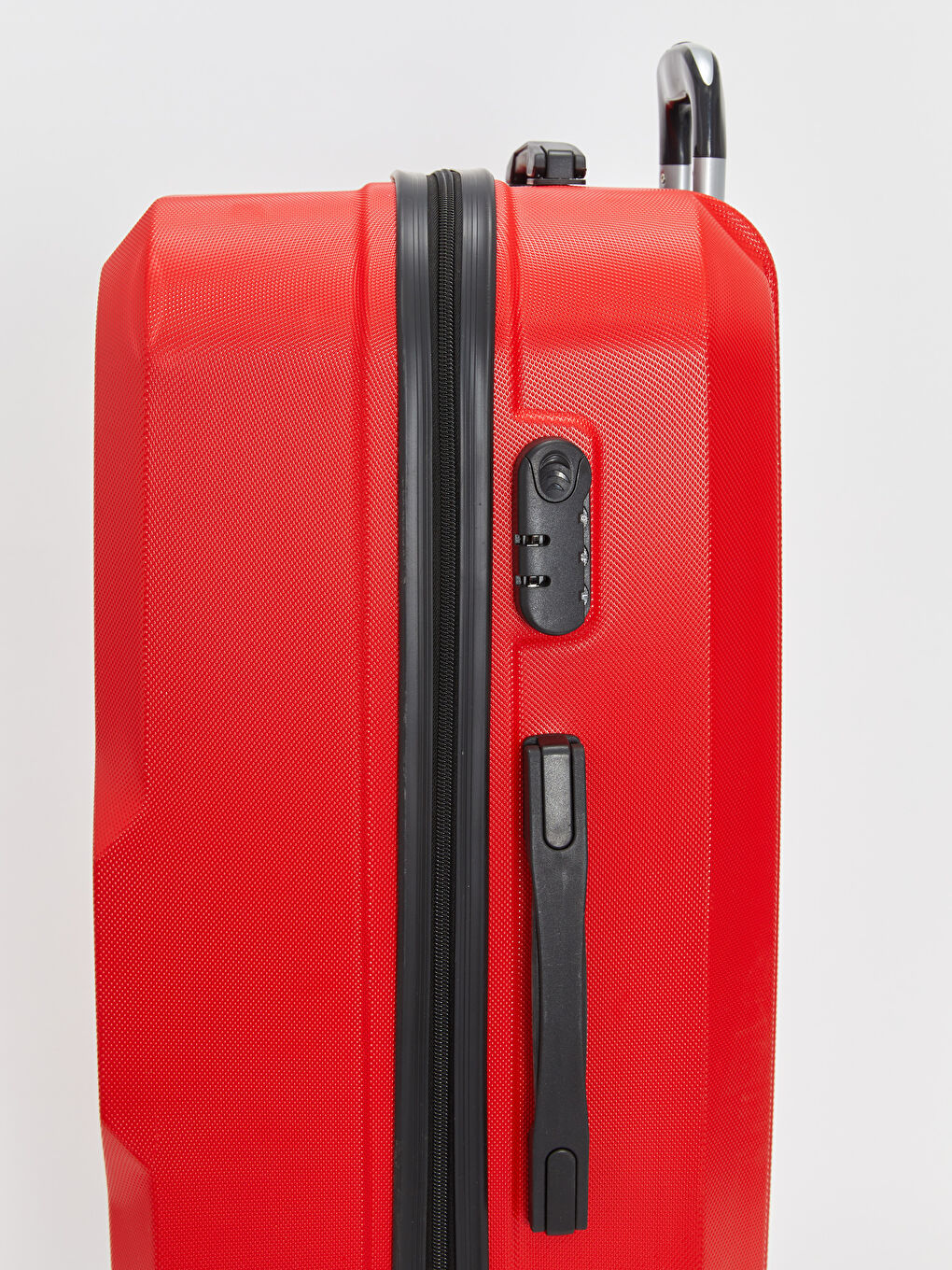 Დიდი ზომის ჩემოდანი საკეტის დეტალით-4