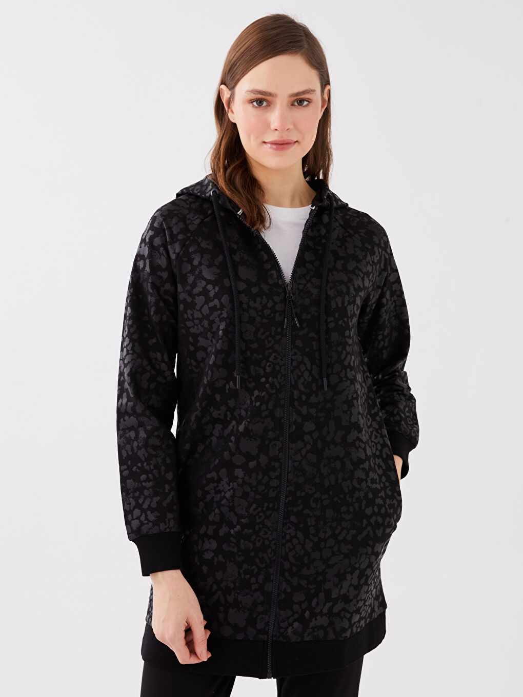 Siyah Kapüşonlu Desenli Uzun Kollu Kadın Hırka