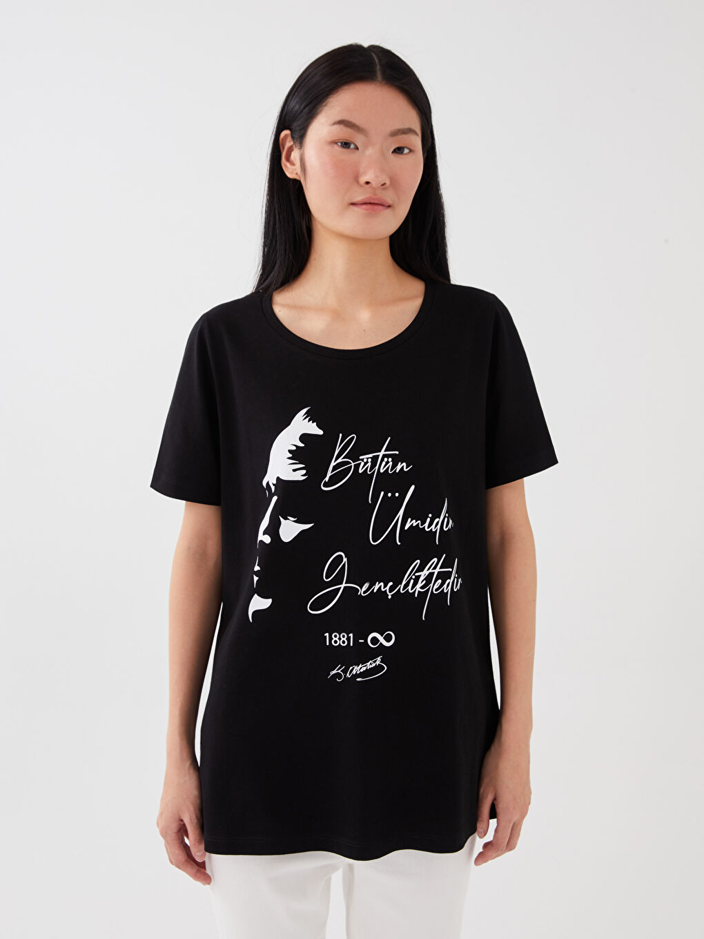 Siyah Bisiklet Yaka Atatürk Baskılı Kadın Tişört