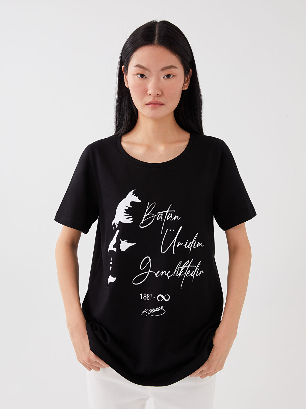 Siyah Bisiklet Yaka Atatürk Baskılı Kadın Tişört-1