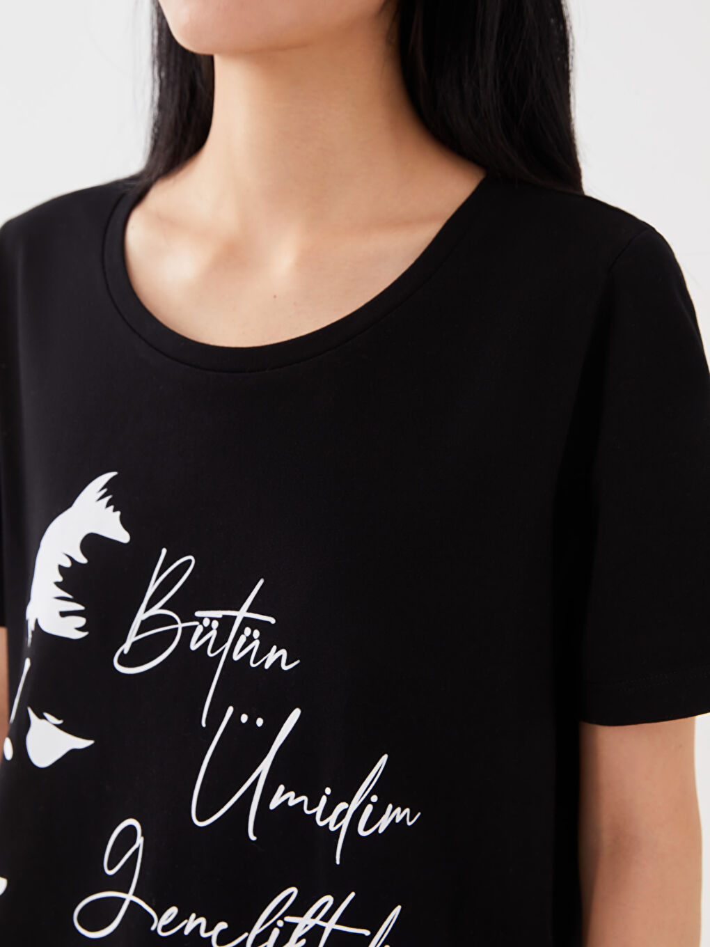 Siyah Bisiklet Yaka Atatürk Baskılı Kadın Tişört-3