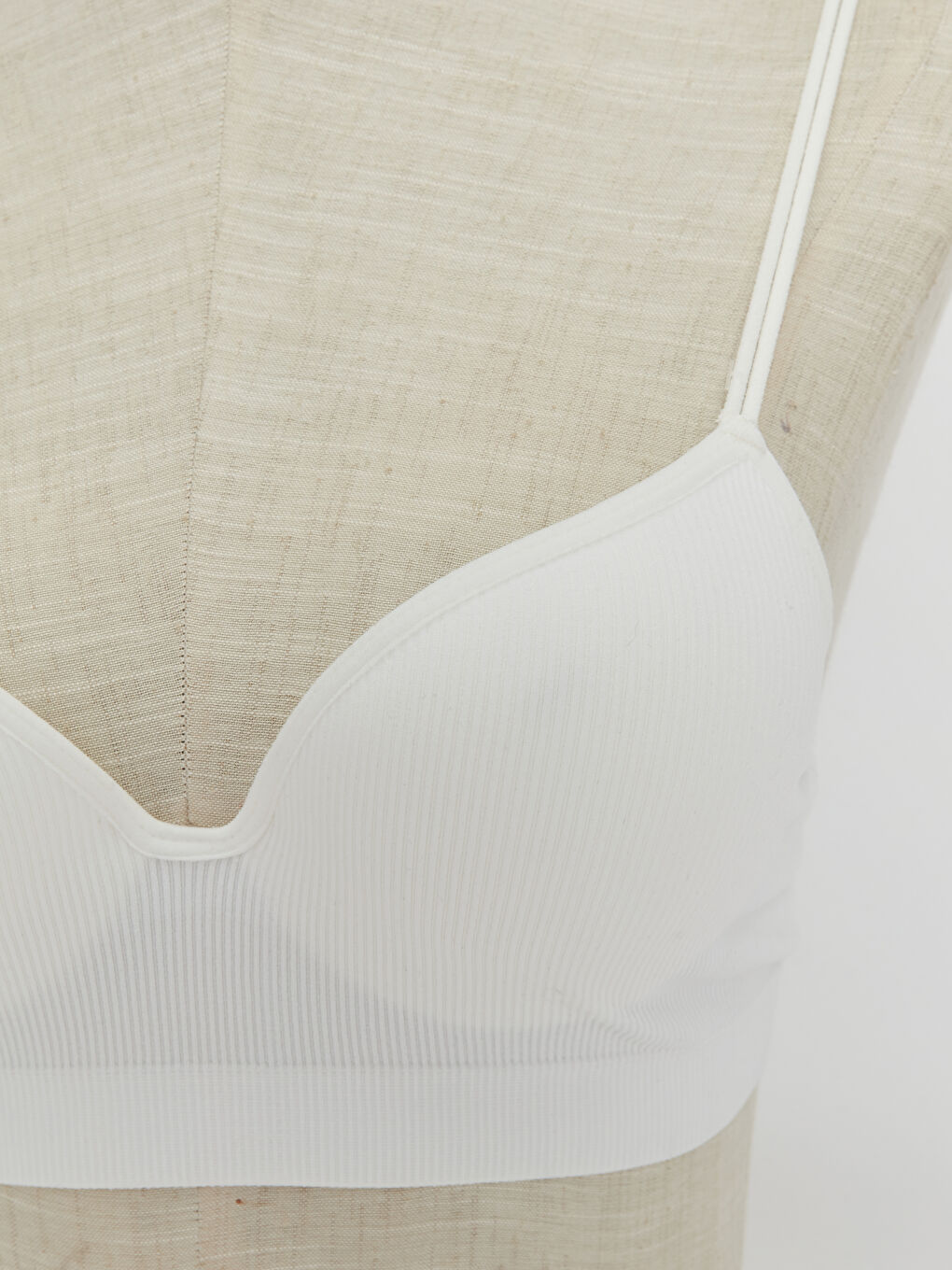 Beyaz Balensiz Dolgulu Düz Dikişsiz Tişört Sütyen-2