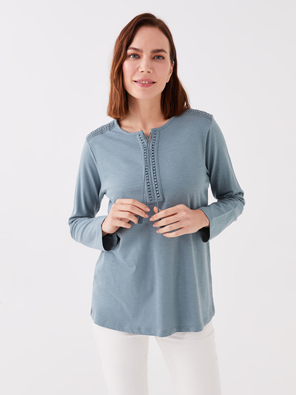 Mavi Bağlamalı Yaka Nakışlı Uzun Kollu Kadın Bluz