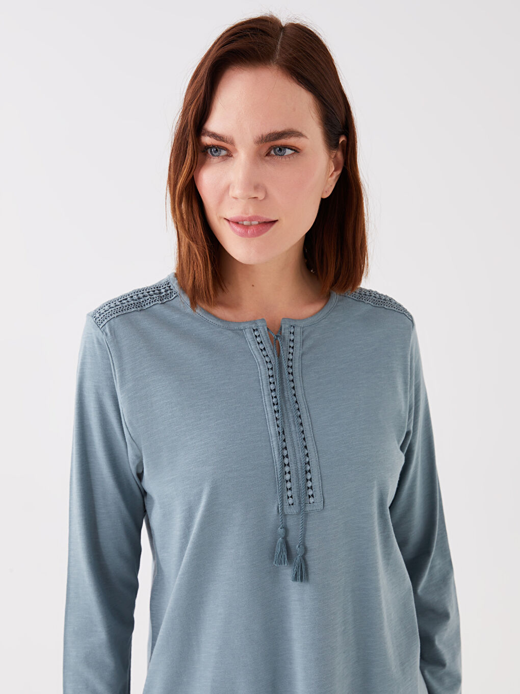 Mavi Bağlamalı Yaka Nakışlı Uzun Kollu Kadın Bluz-1