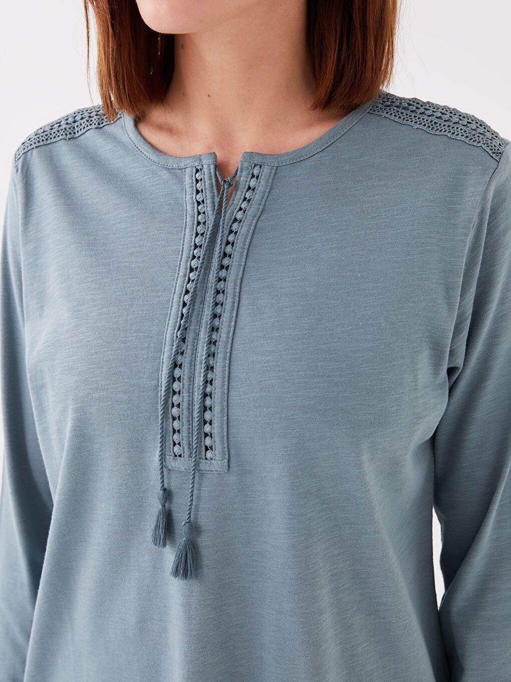 Mavi Bağlamalı Yaka Nakışlı Uzun Kollu Kadın Bluz-3