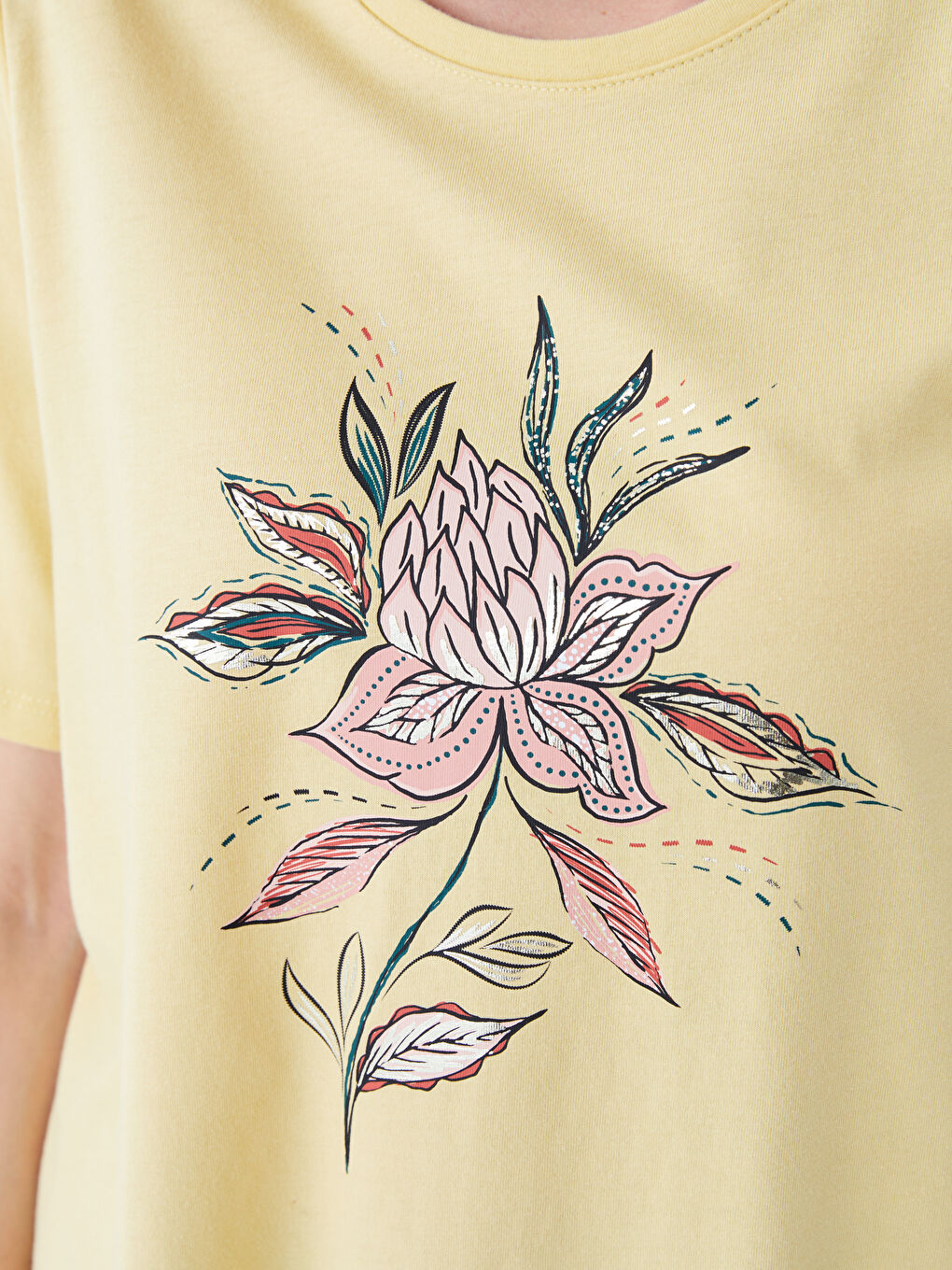 Sarı Bisiklet Yaka Baskılı Kısa Kollu Kadın Tişört-4