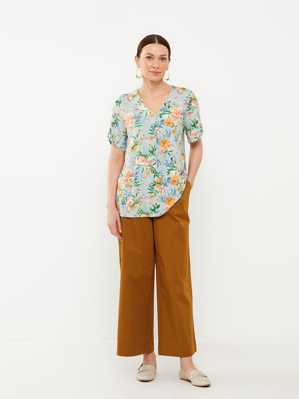 Yeşil V Yaka Çiçekli Kısa Kollu Kadın Tişört-1