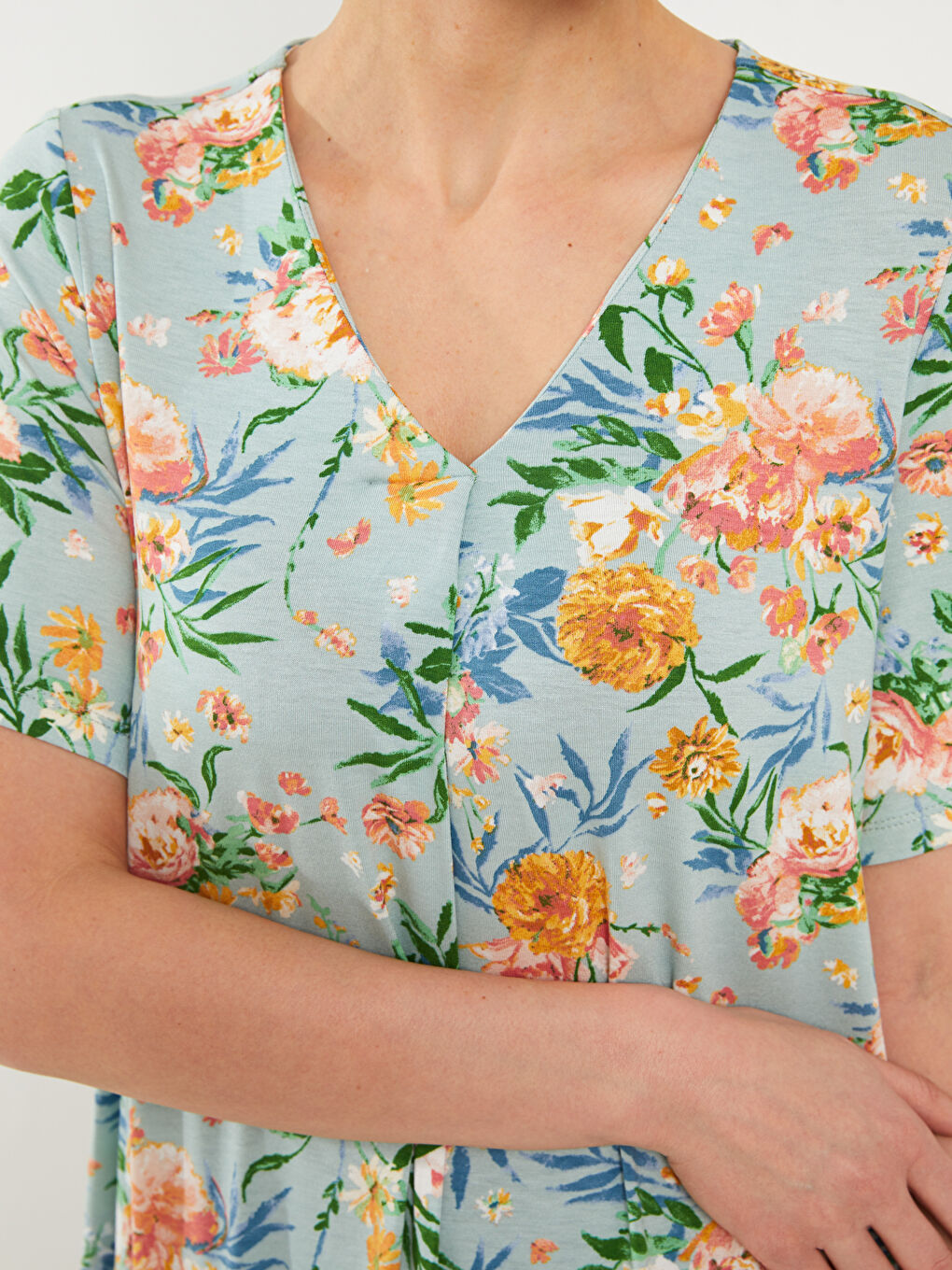 Yeşil V Yaka Çiçekli Kısa Kollu Kadın Tişört-3