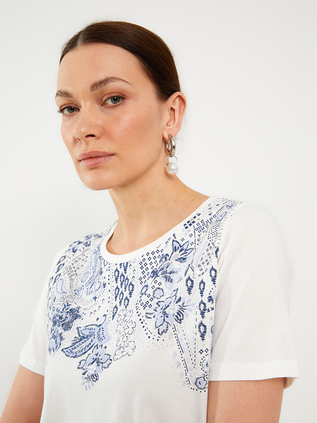 Beyaz Bisiklet Yaka Nakışlı Kısa Kollu Kadın Tişört