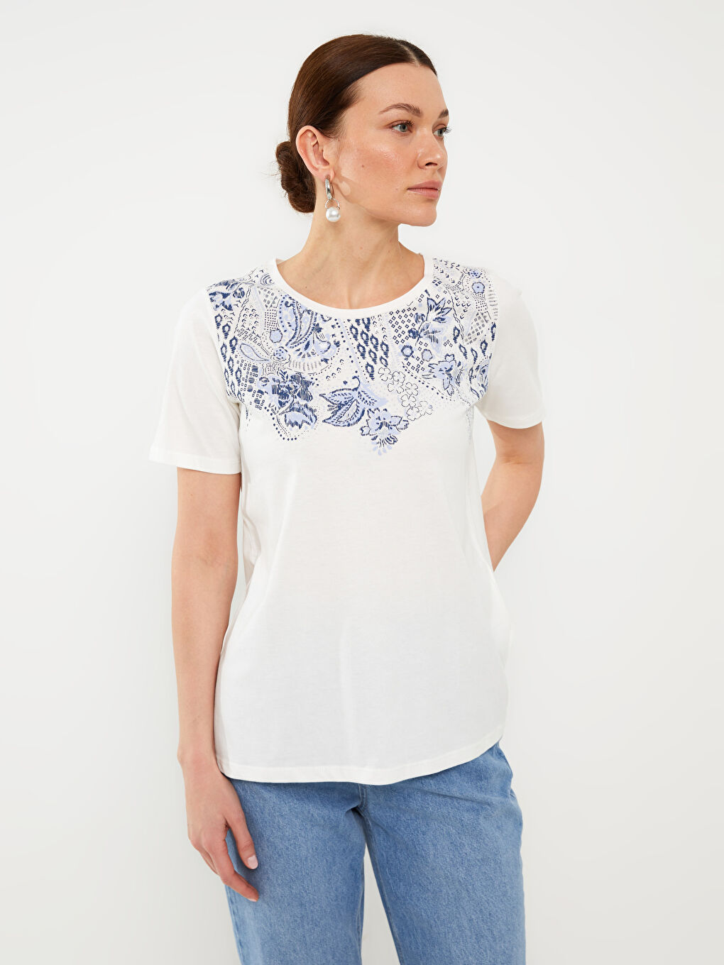 Beyaz Bisiklet Yaka Nakışlı Kısa Kollu Kadın Tişört-2