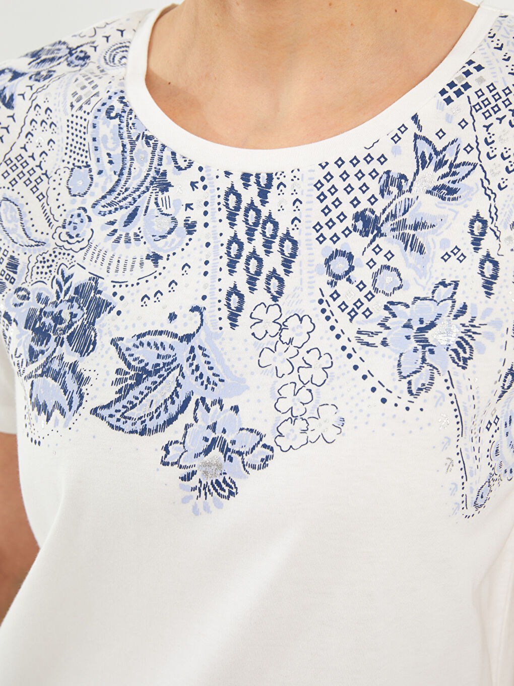 Beyaz Bisiklet Yaka Nakışlı Kısa Kollu Kadın Tişört-3