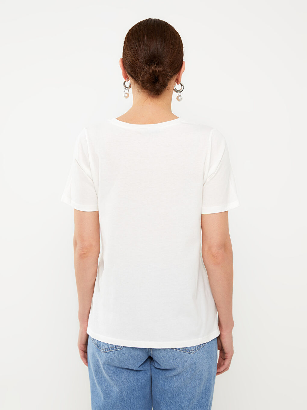 Beyaz Bisiklet Yaka Nakışlı Kısa Kollu Kadın Tişört-4