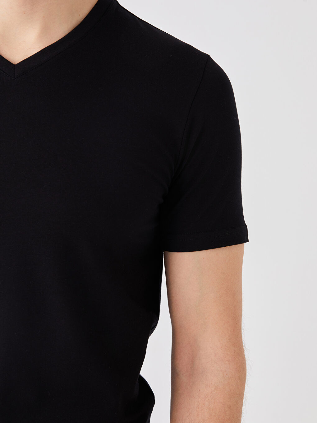 Siyah V Yaka Kısa Kollu Penye Erkek Tişört-3