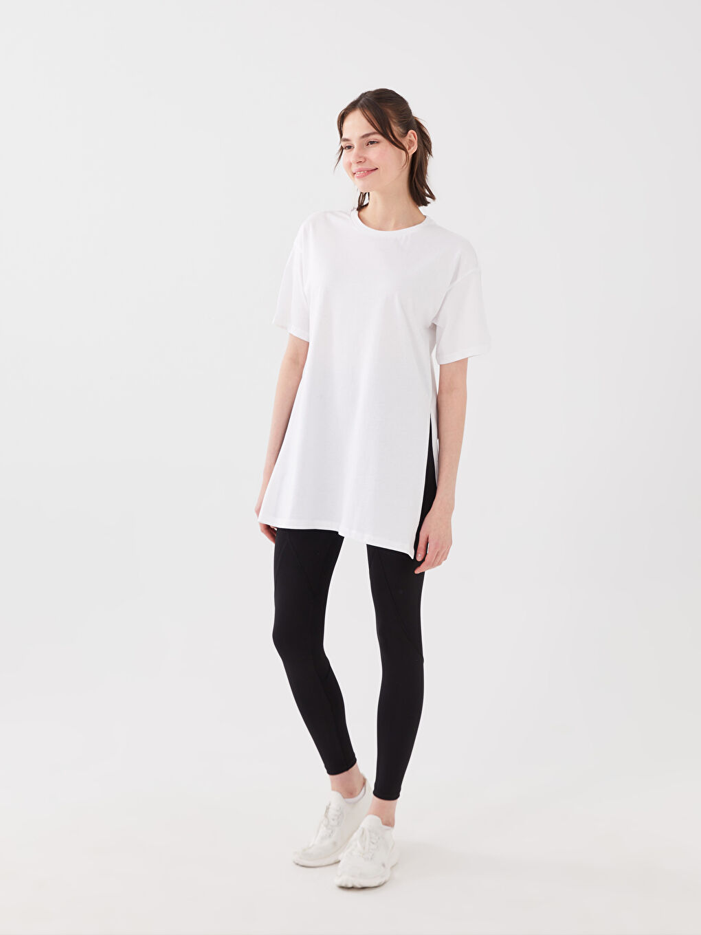 Beyaz Bisiklet Yaka Düz Kısa Kollu Kadın Tişört-2