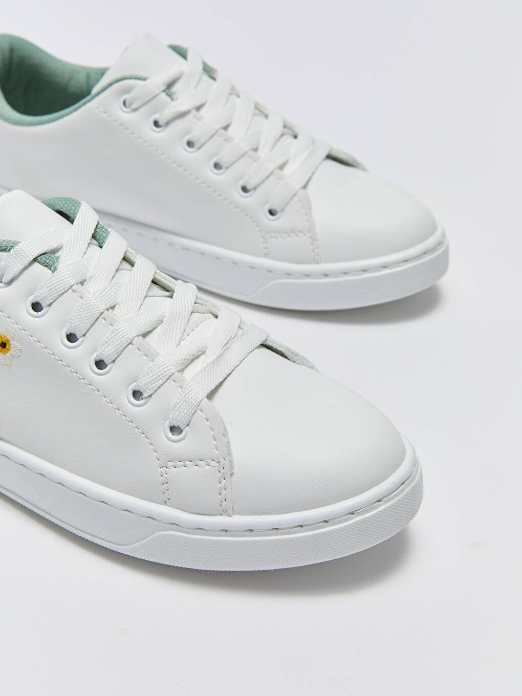 Beyaz Bağcıklı Nakışlı Kadın Spor Ayakkabı-2