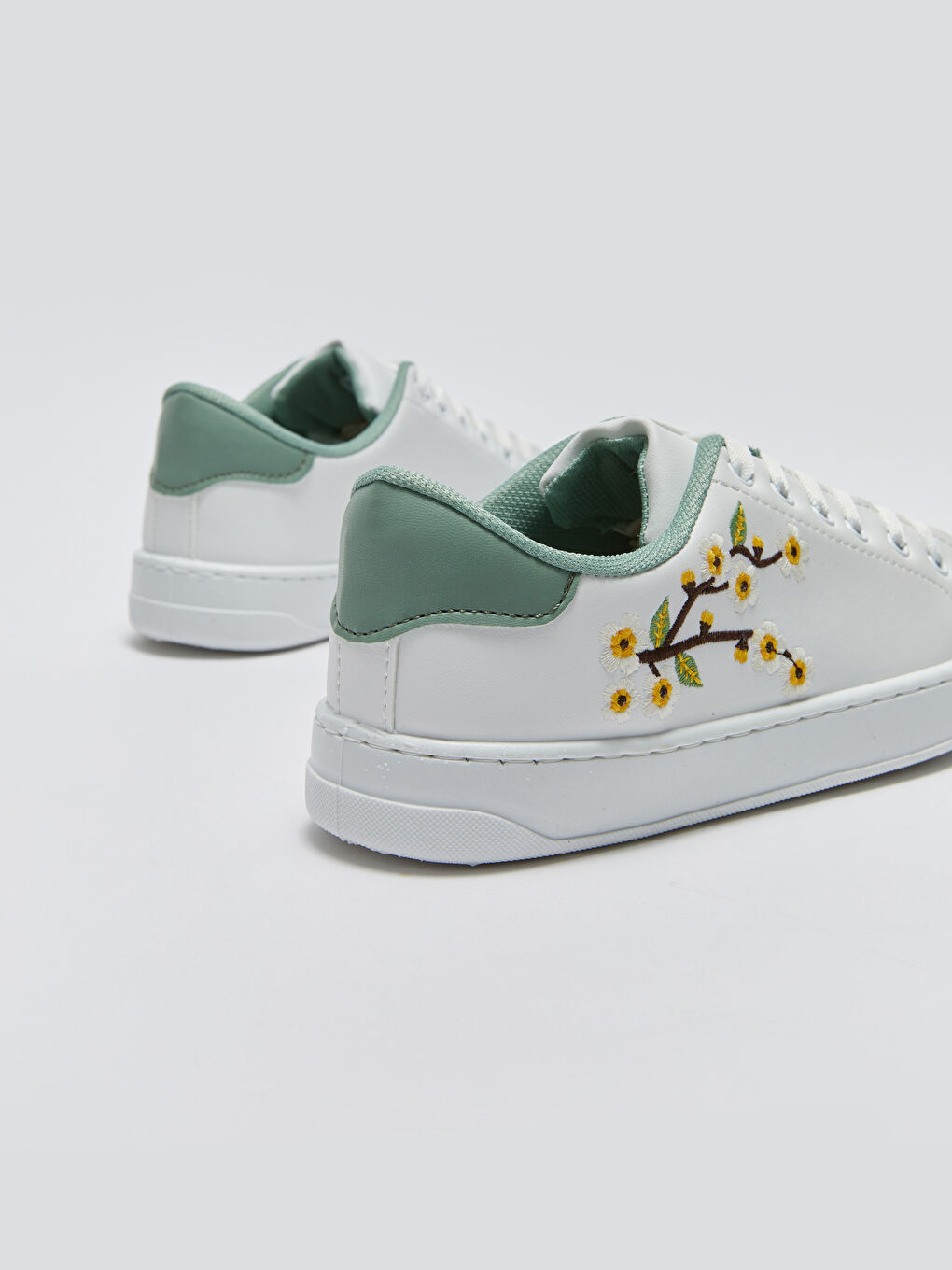 Beyaz Bağcıklı Nakışlı Kadın Spor Ayakkabı-4