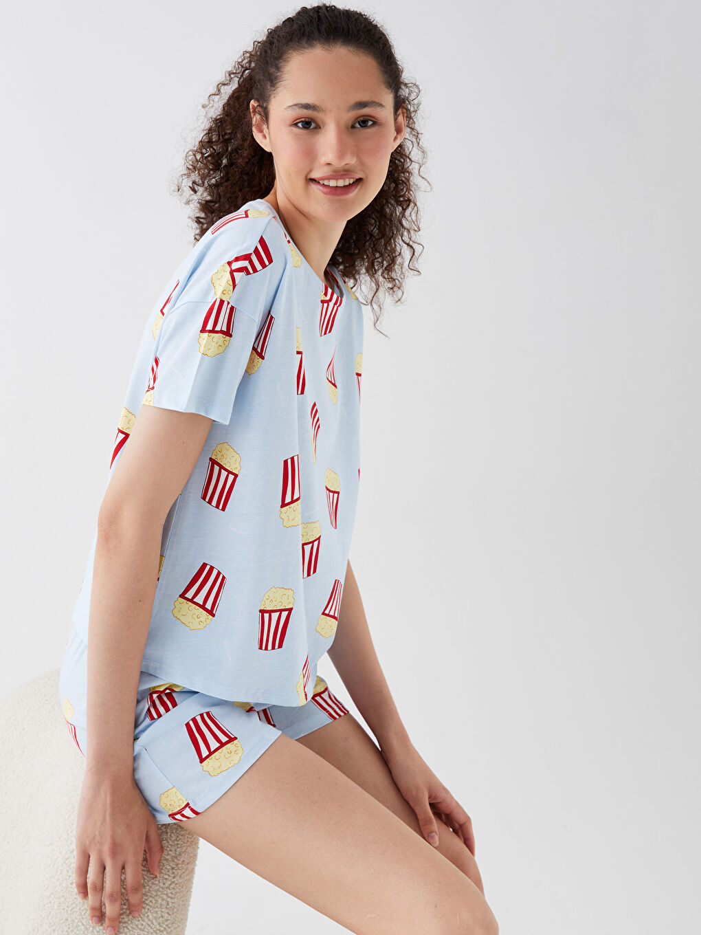 Set de pijamale scurte pentru femei cu guler rotund, mânecă scurtă și model