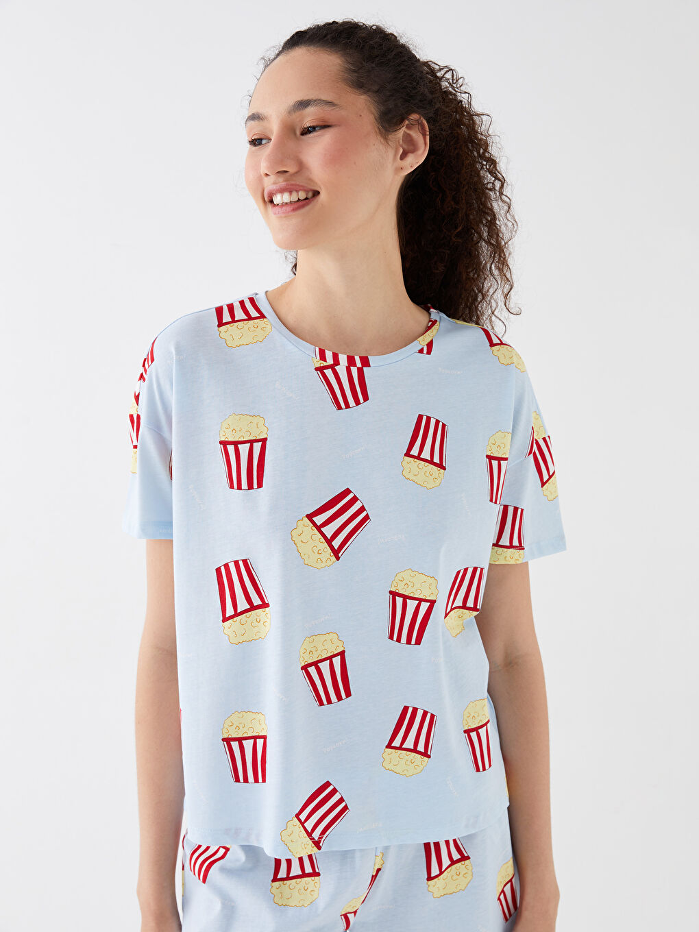 Set de pijamale scurte pentru femei cu guler rotund, mânecă scurtă și model-1