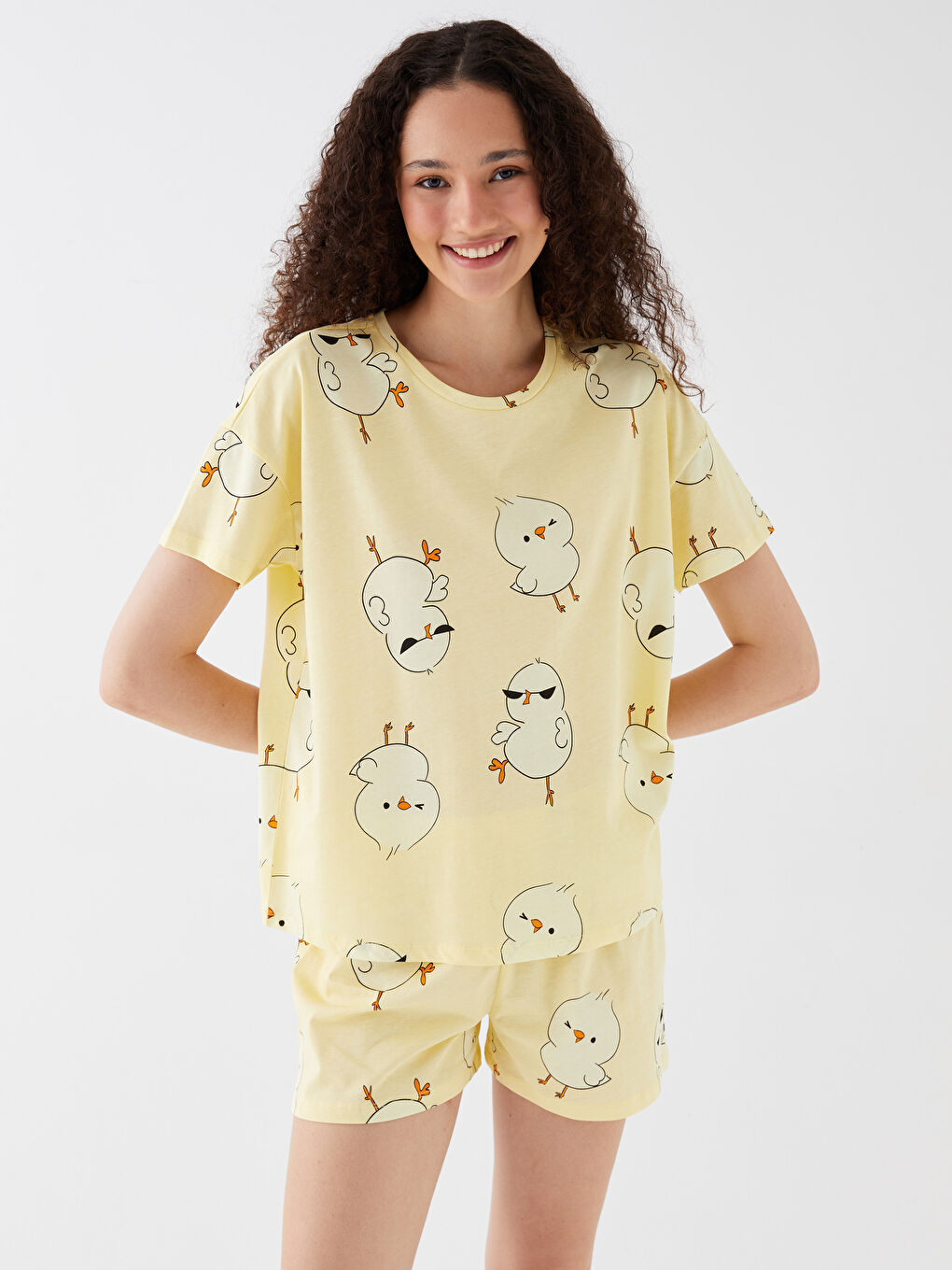 طقم بيجامة شورت كم قصير منقوش بياقة دائرية للسيدات-1