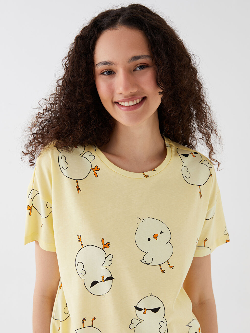 طقم بيجامة شورت كم قصير منقوش بياقة دائرية للسيدات-2